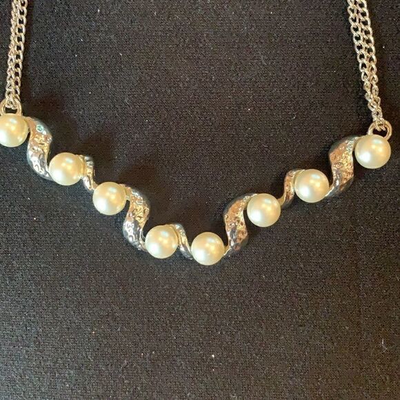 Pearl and Rhinestone Necklace with Pierced Earrings Costume Jewelry Silvertone - Picture 4 of 8